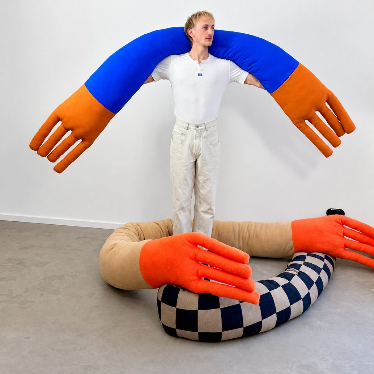 Lea Deutschmann Verbunden 05 Sculptural Arms