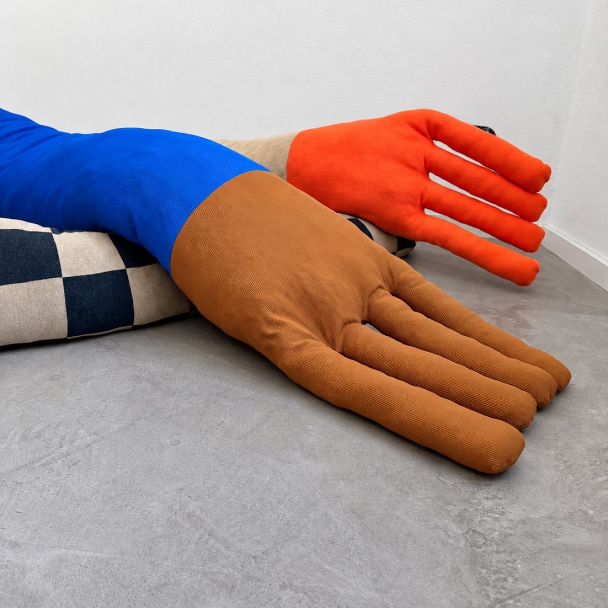 Lea Deutschmann Verbunden 06 Detail Hands